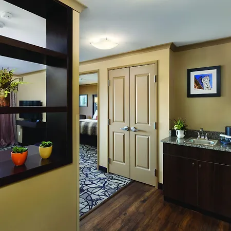 Clubhouse Hotel & Suites Fargo-3